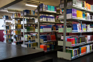 Quais são as unidades da faculdade ESAMC? | Foto da biblioteca da ESAMC | Esamc